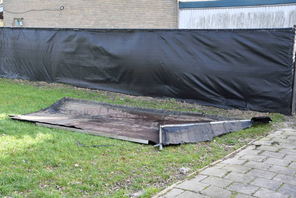 Dak waait van schuur door storm