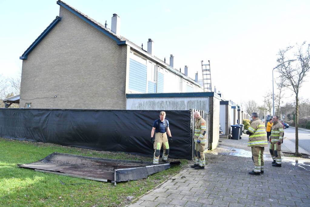 Dak waait van schuur door storm