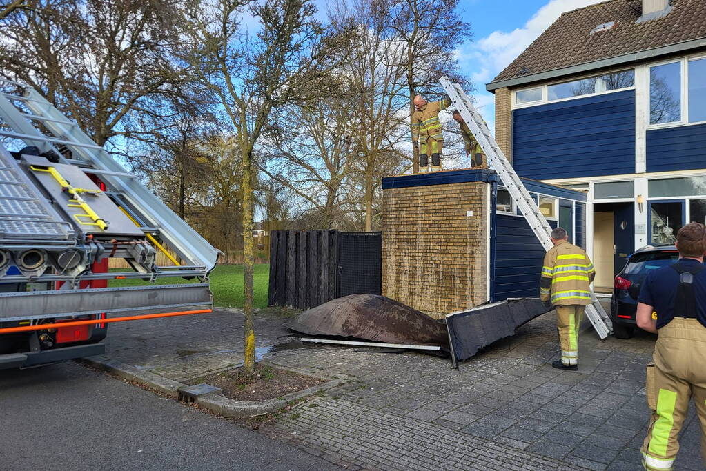 Dak waait van schuur door storm