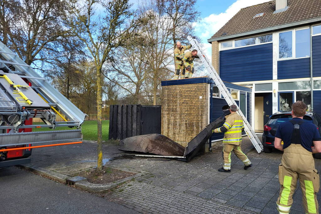 Dak waait van schuur door storm