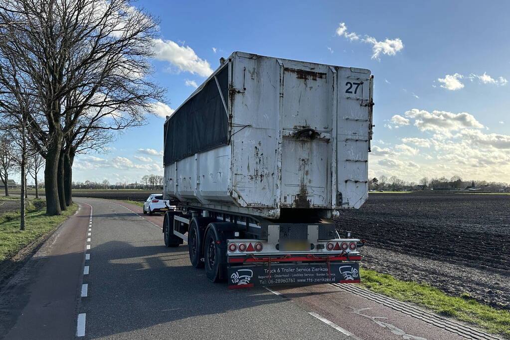 Meisje op fiets botst tegen aanhanger van vrachtwagen