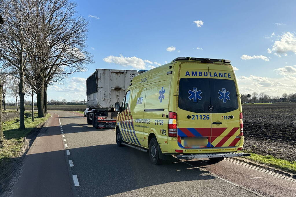 Meisje op fiets botst tegen aanhanger van vrachtwagen
