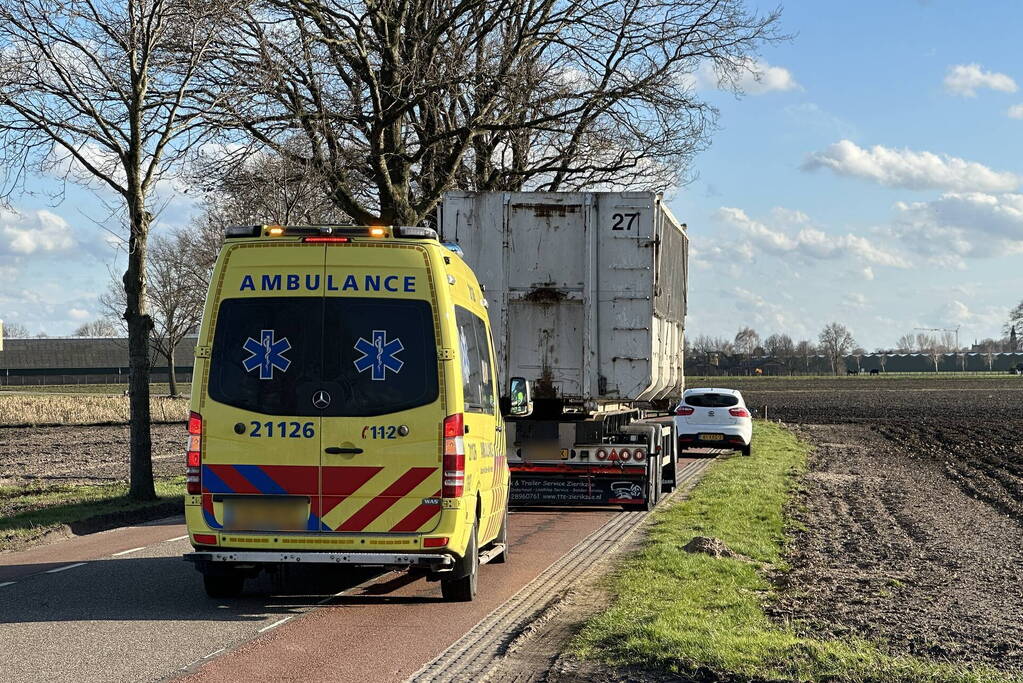 Meisje op fiets botst tegen aanhanger van vrachtwagen
