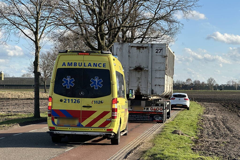 Meisje op fiets botst tegen aanhanger van vrachtwagen