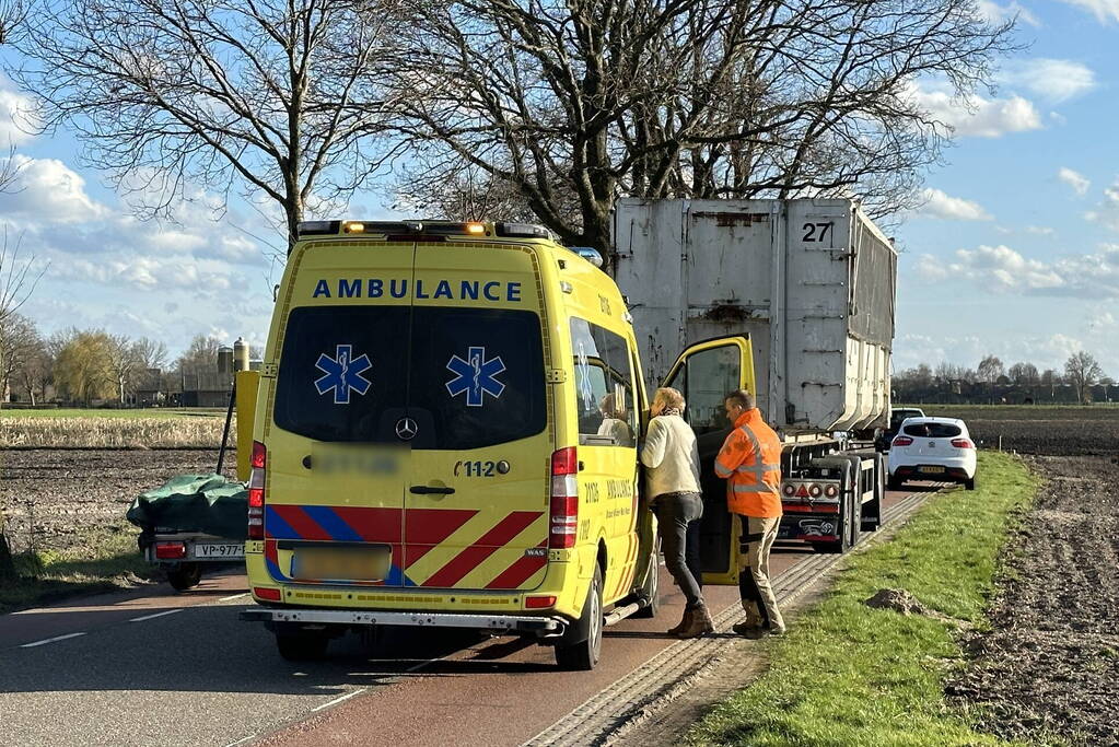 Meisje op fiets botst tegen aanhanger van vrachtwagen