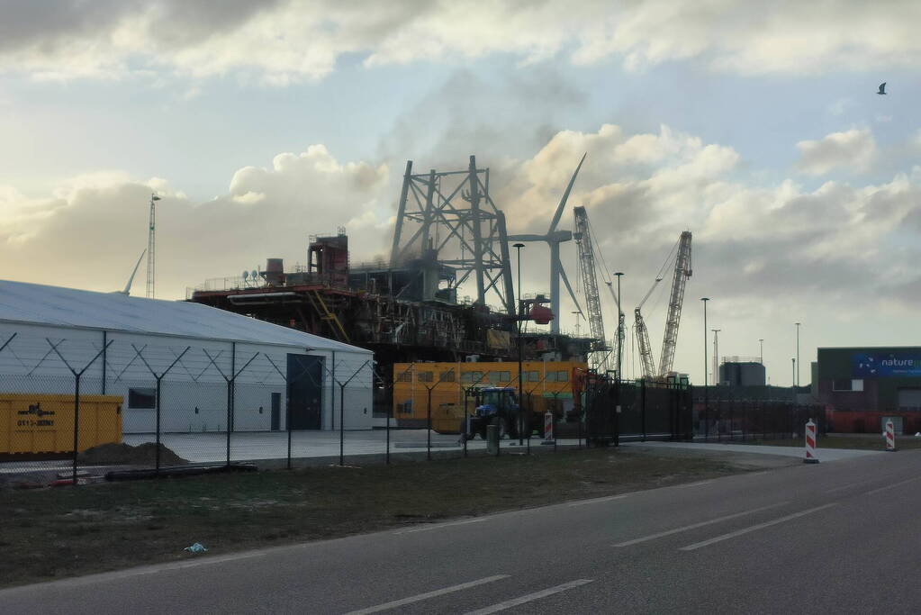 Flinke brand op offshore platform