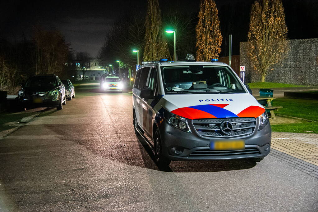 Politie assisteert bij agressief persoon bij Antes