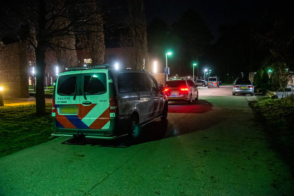 Politie assisteert bij agressief persoon bij Antes