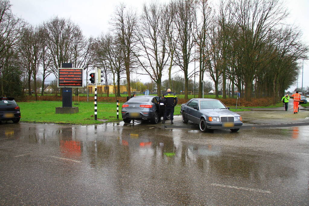 Twee auto's lopen schade op bij botsing