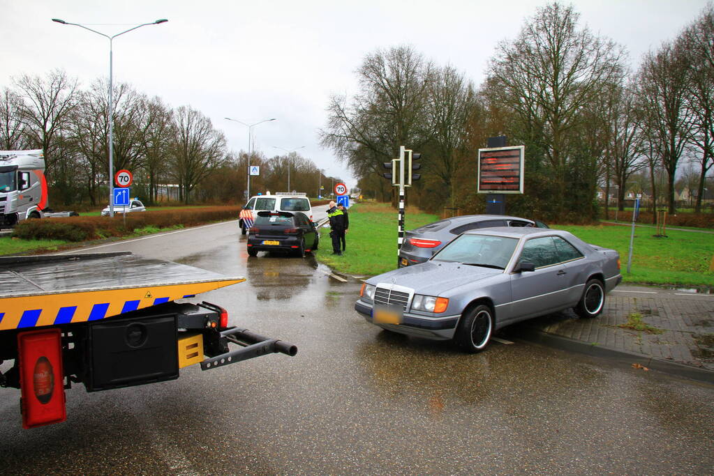 Twee auto's lopen schade op bij botsing