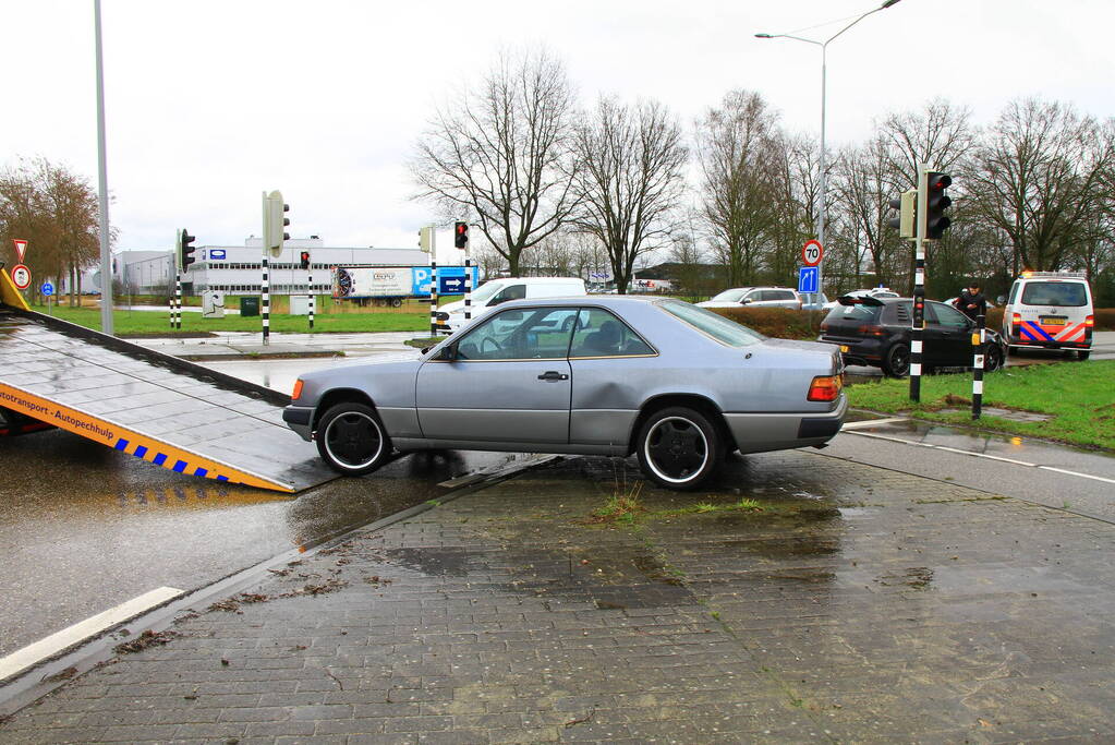 Twee auto's lopen schade op bij botsing