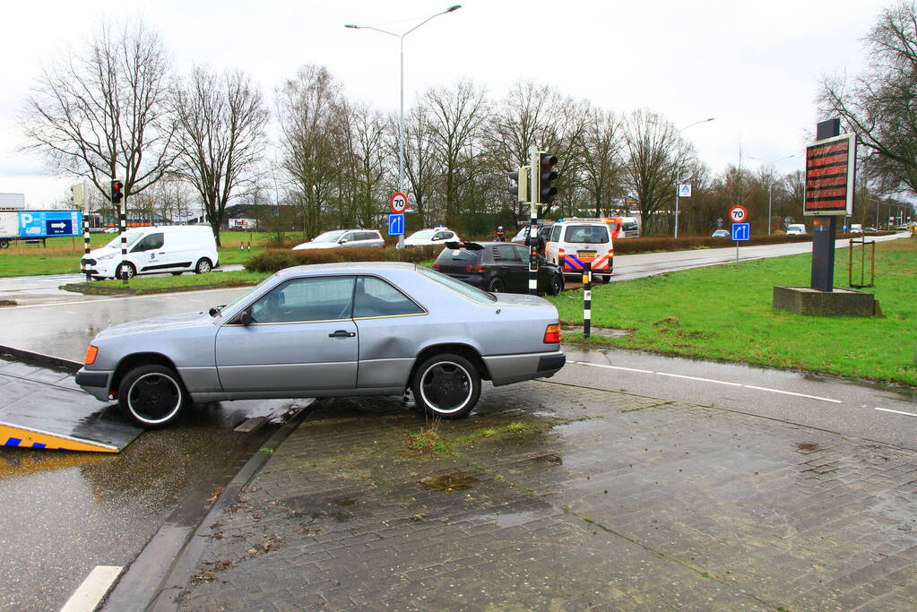 Twee auto's lopen schade op bij botsing