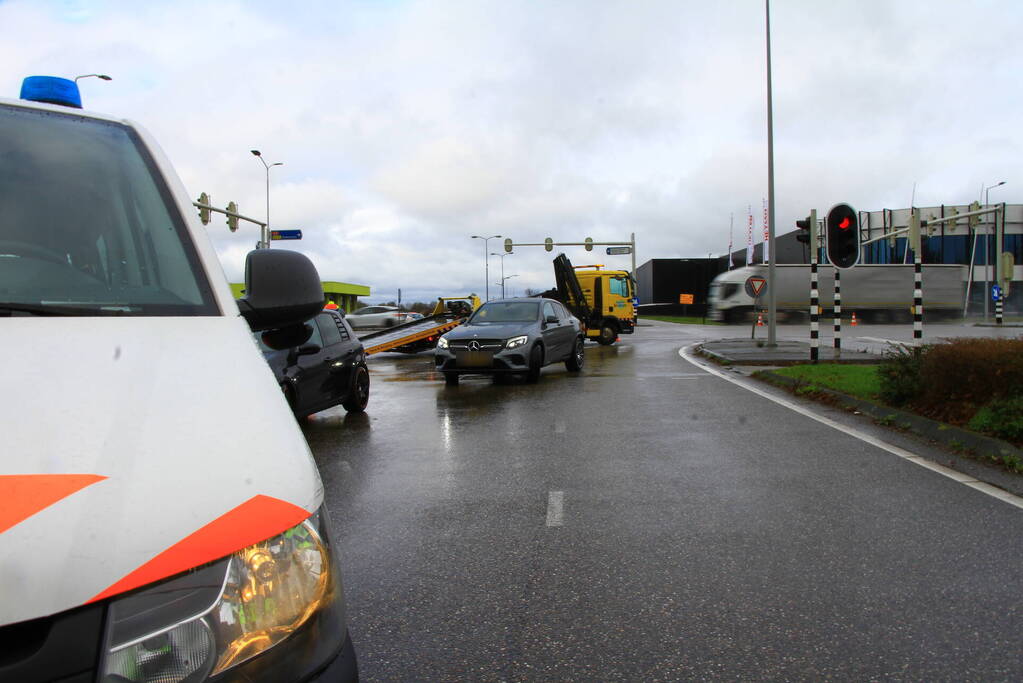 Twee auto's lopen schade op bij botsing