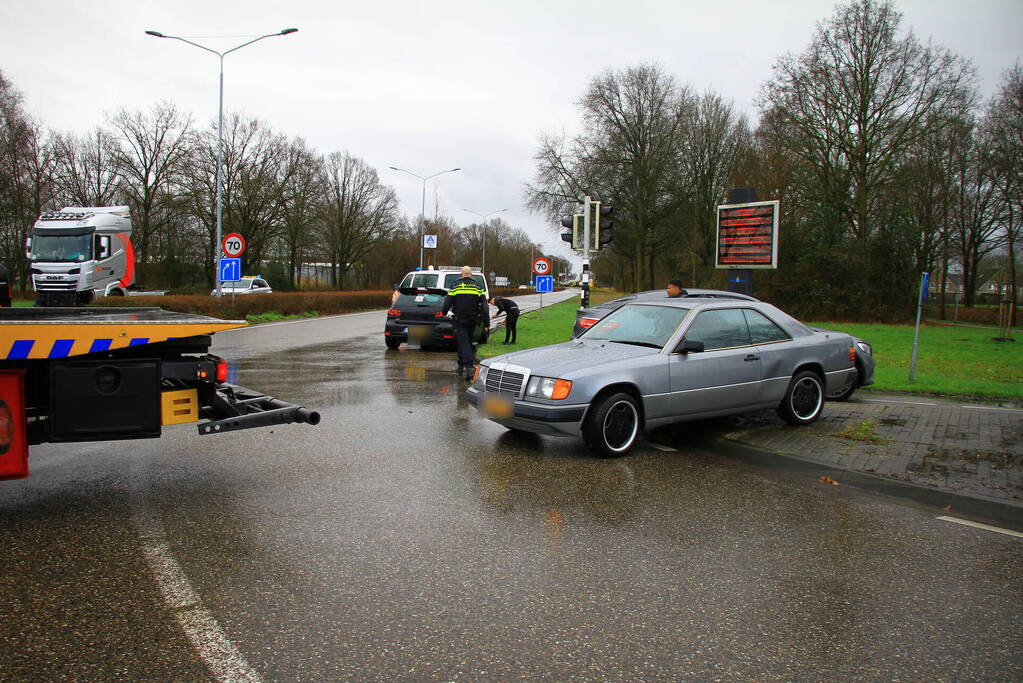 Twee auto's lopen schade op bij botsing