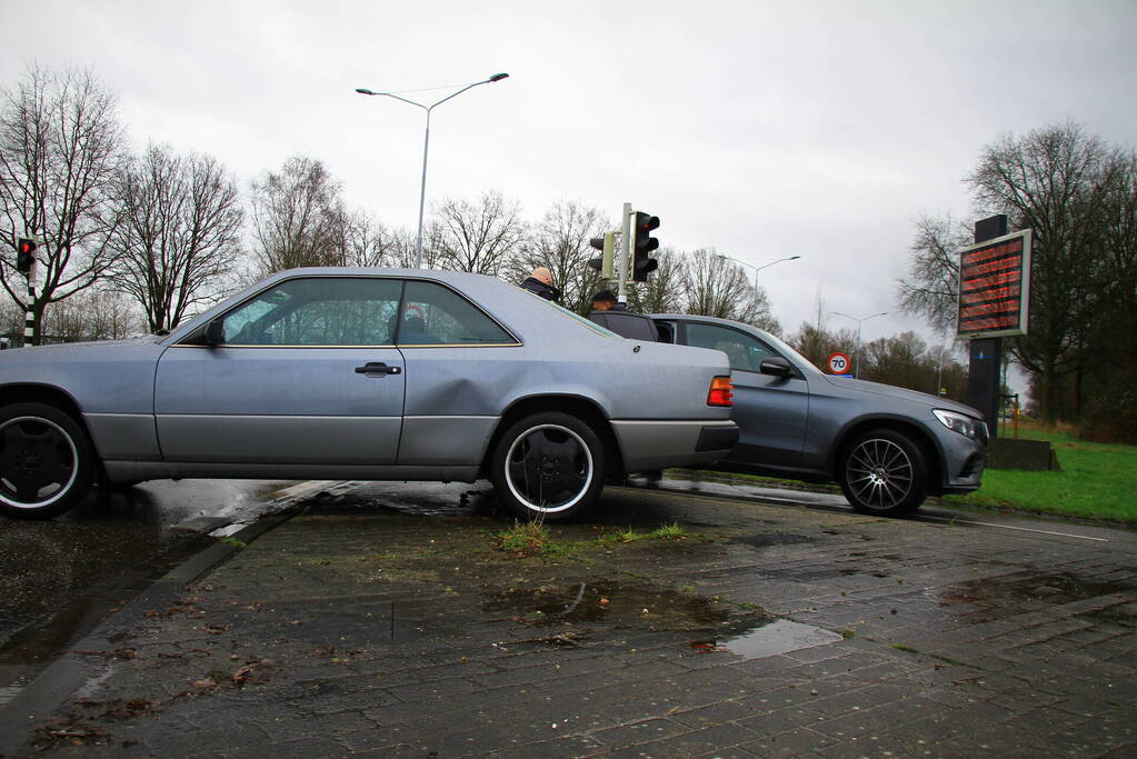 Twee auto's lopen schade op bij botsing