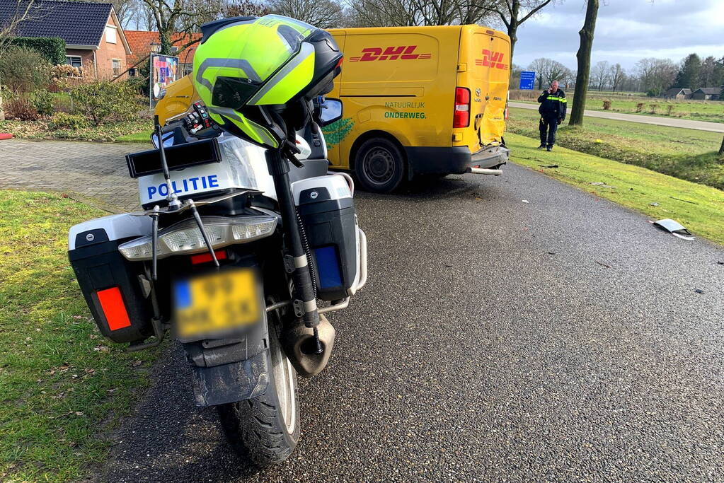 Flinke schade bij aanrijding met twee bestelbussen