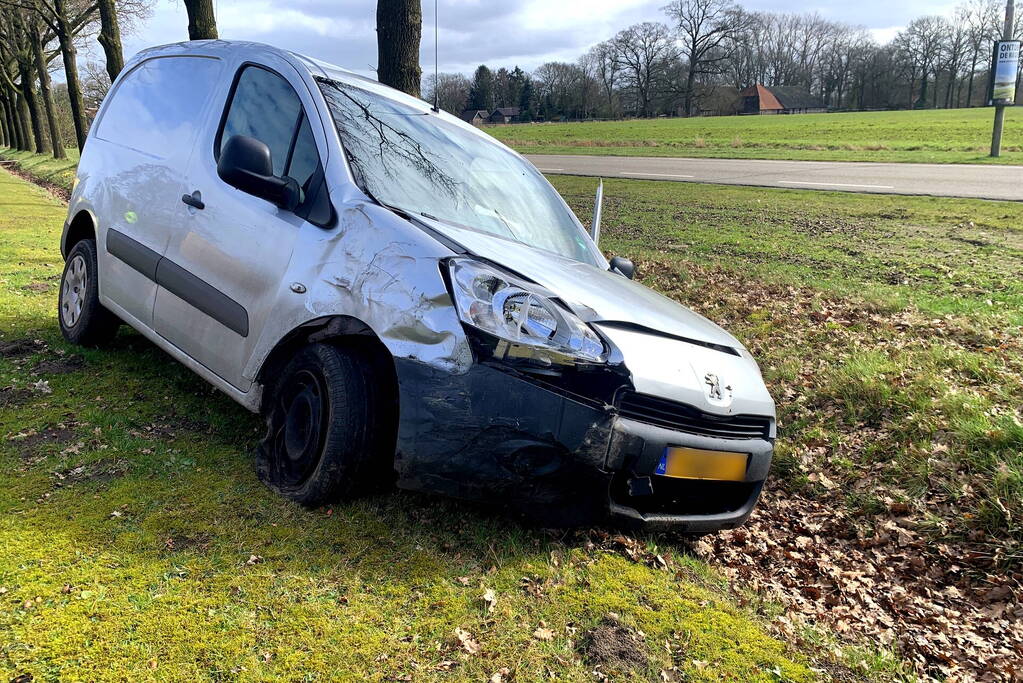 Flinke schade bij aanrijding met twee bestelbussen