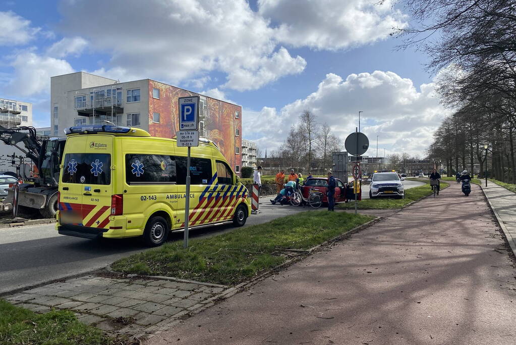 Man op fiets aangereden door automobilist