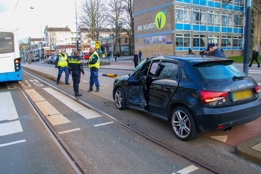 Schade bij ongeval tussen lijnbus en personenauto