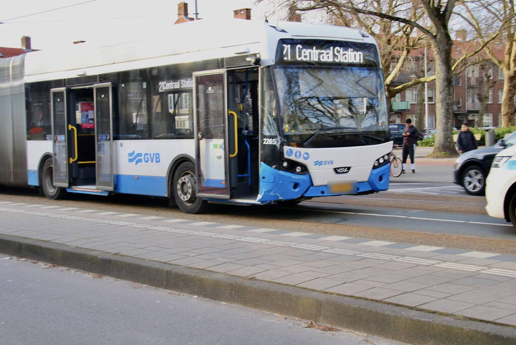Schade bij ongeval tussen lijnbus en personenauto