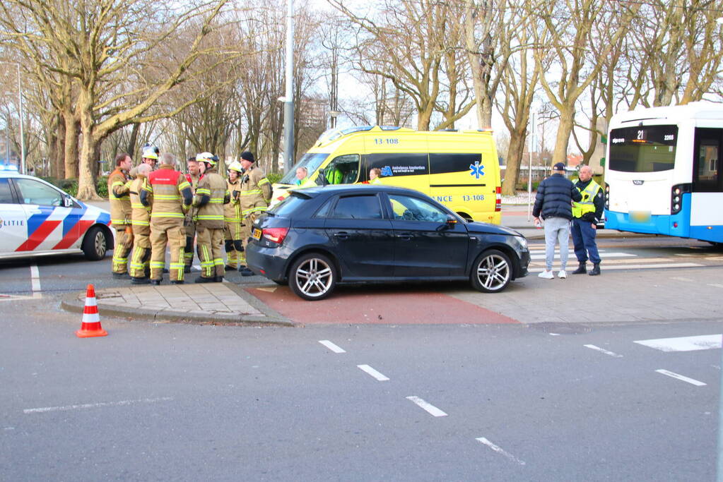 Schade bij ongeval tussen lijnbus en personenauto