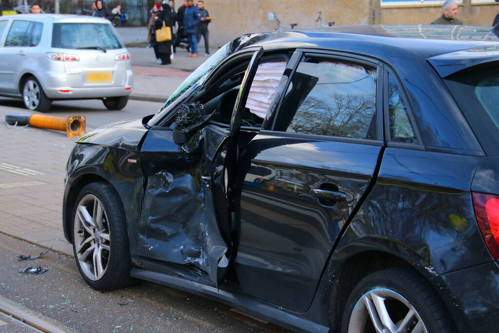 Schade bij ongeval tussen lijnbus en personenauto