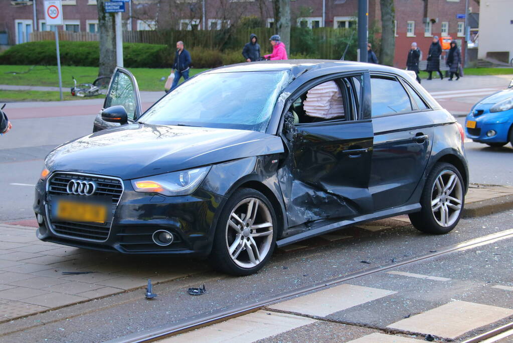 Schade bij ongeval tussen lijnbus en personenauto