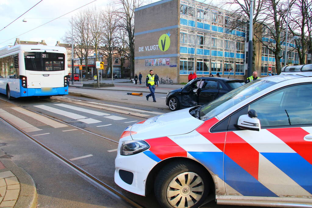 Schade bij ongeval tussen lijnbus en personenauto