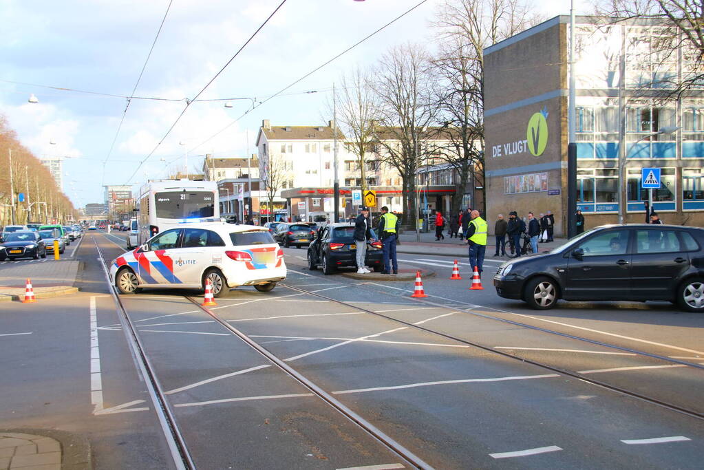 Schade bij ongeval tussen lijnbus en personenauto