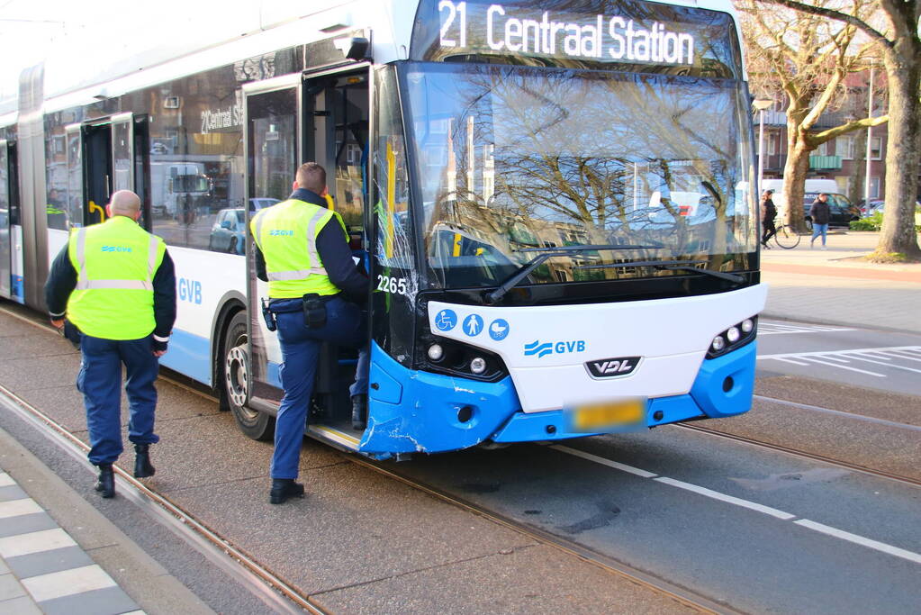 Schade bij ongeval tussen lijnbus en personenauto