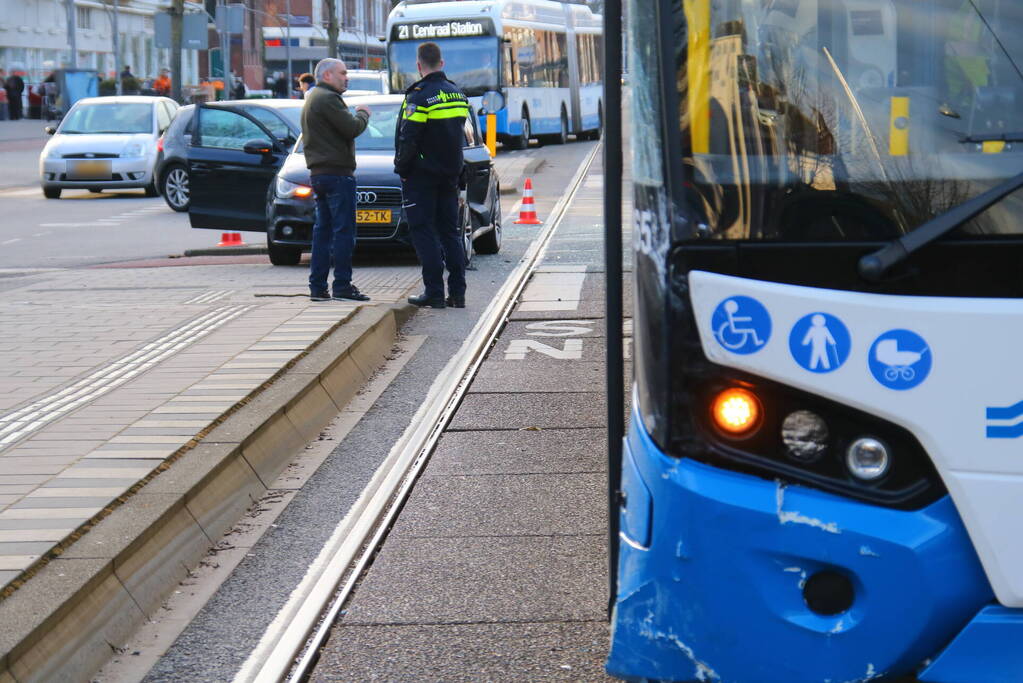 Schade bij ongeval tussen lijnbus en personenauto