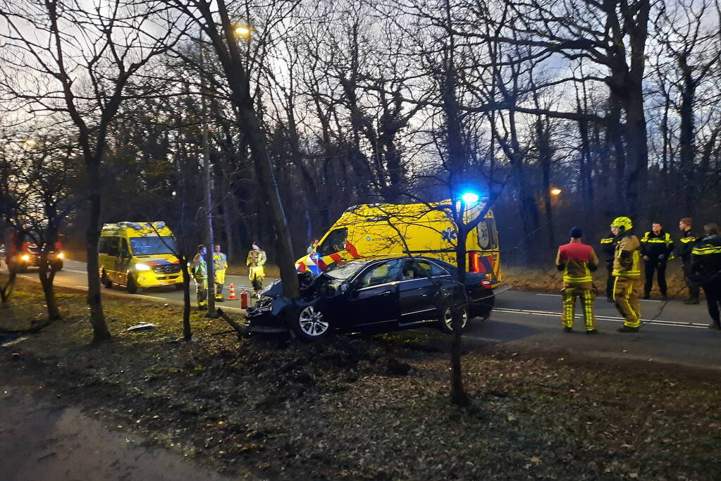 Zwaargewonde nadat personenauto zich in boom boort
