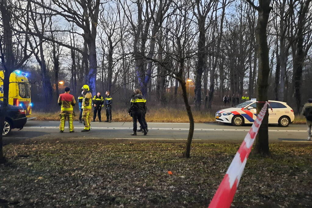 Zwaargewonde nadat personenauto zich in boom boort