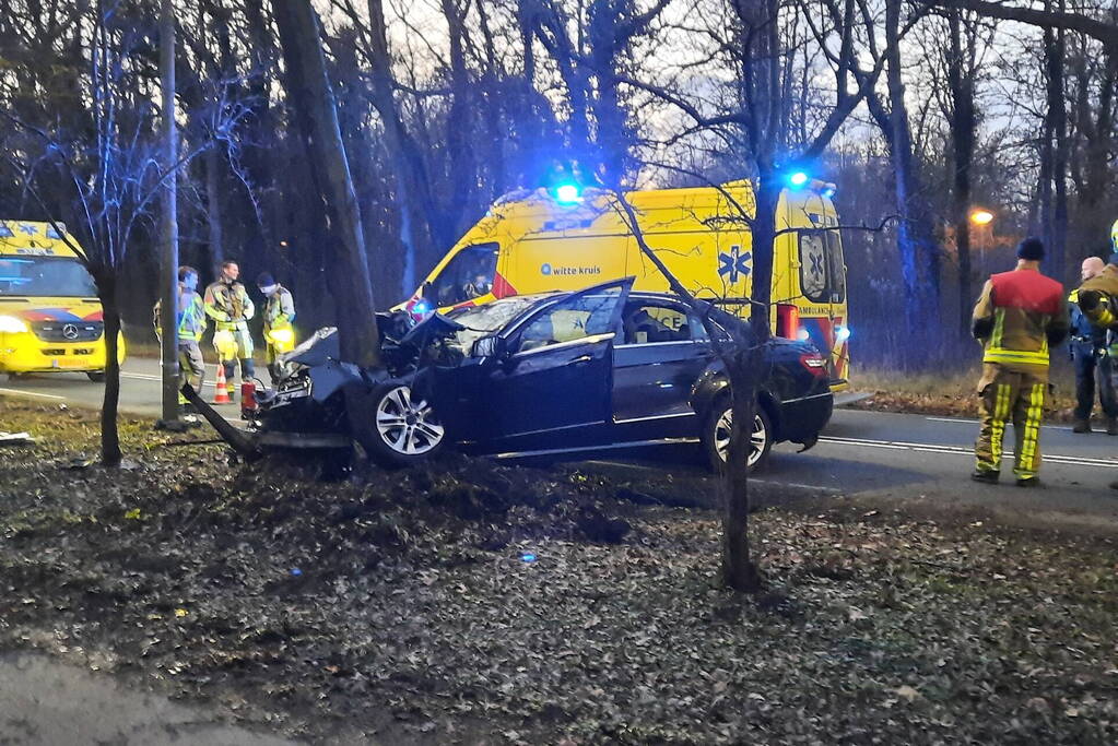Zwaargewonde nadat personenauto zich in boom boort