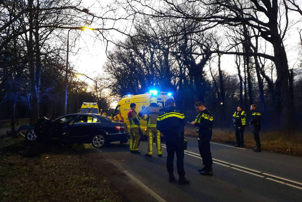 Zwaargewonde nadat personenauto zich in boom boort