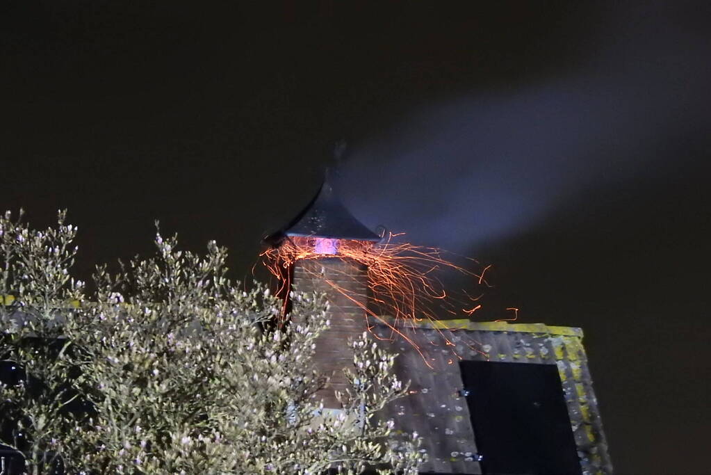 Flinke brand in schoorsteen van woning