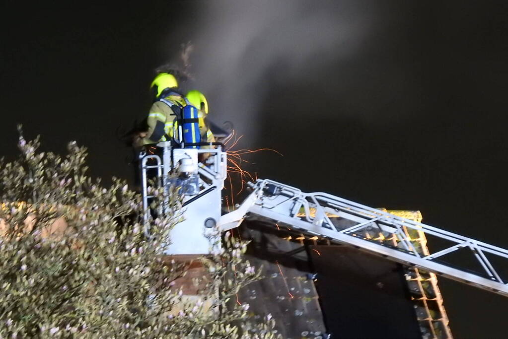 Flinke brand in schoorsteen van woning