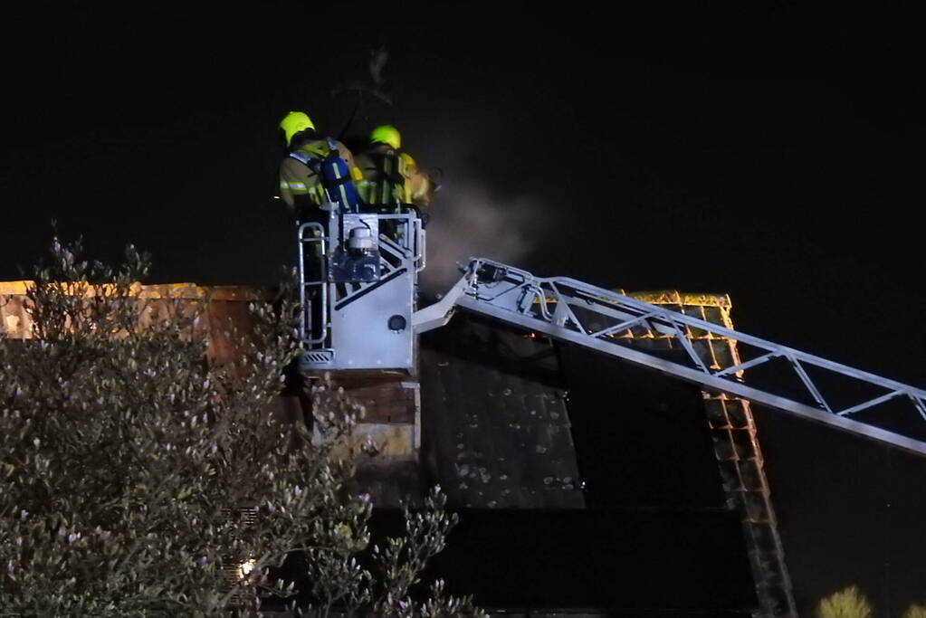 Flinke brand in schoorsteen van woning