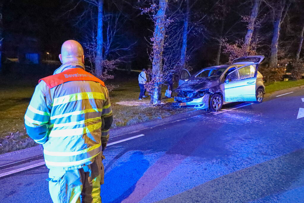 Auto vliegt in brand tijdens rijden