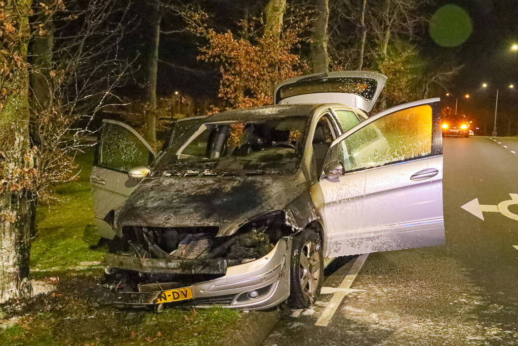 Auto vliegt in brand tijdens rijden
