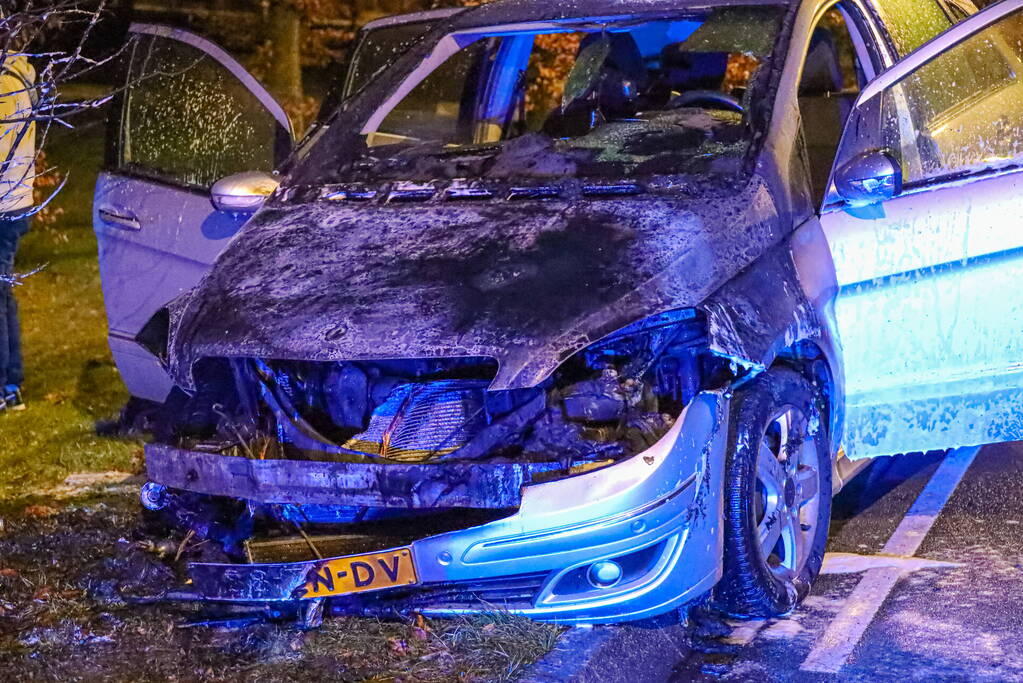 Auto vliegt in brand tijdens rijden