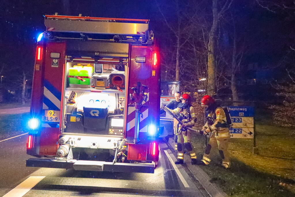Auto vliegt in brand tijdens rijden