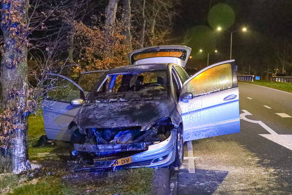 Auto vliegt in brand tijdens rijden