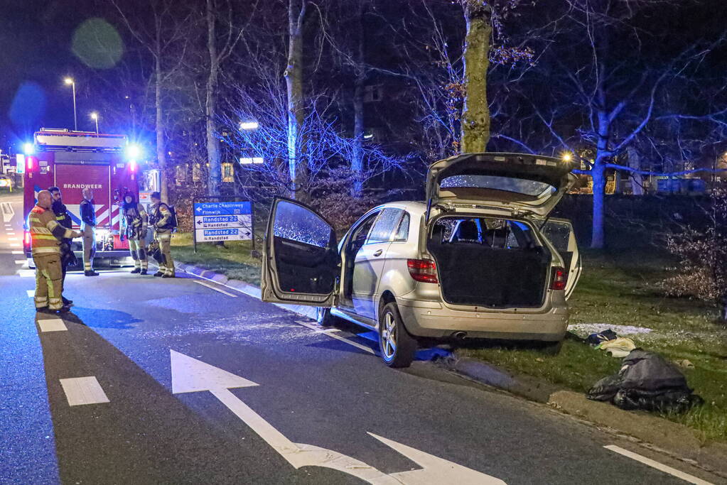 Auto vliegt in brand tijdens rijden