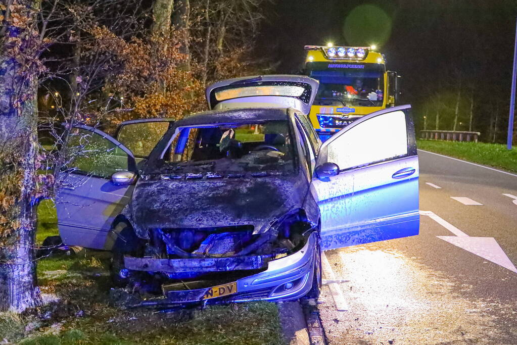 Auto vliegt in brand tijdens rijden