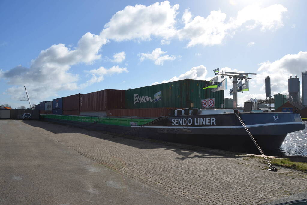 Containerschip vaart tegen brug Burgumerdaam