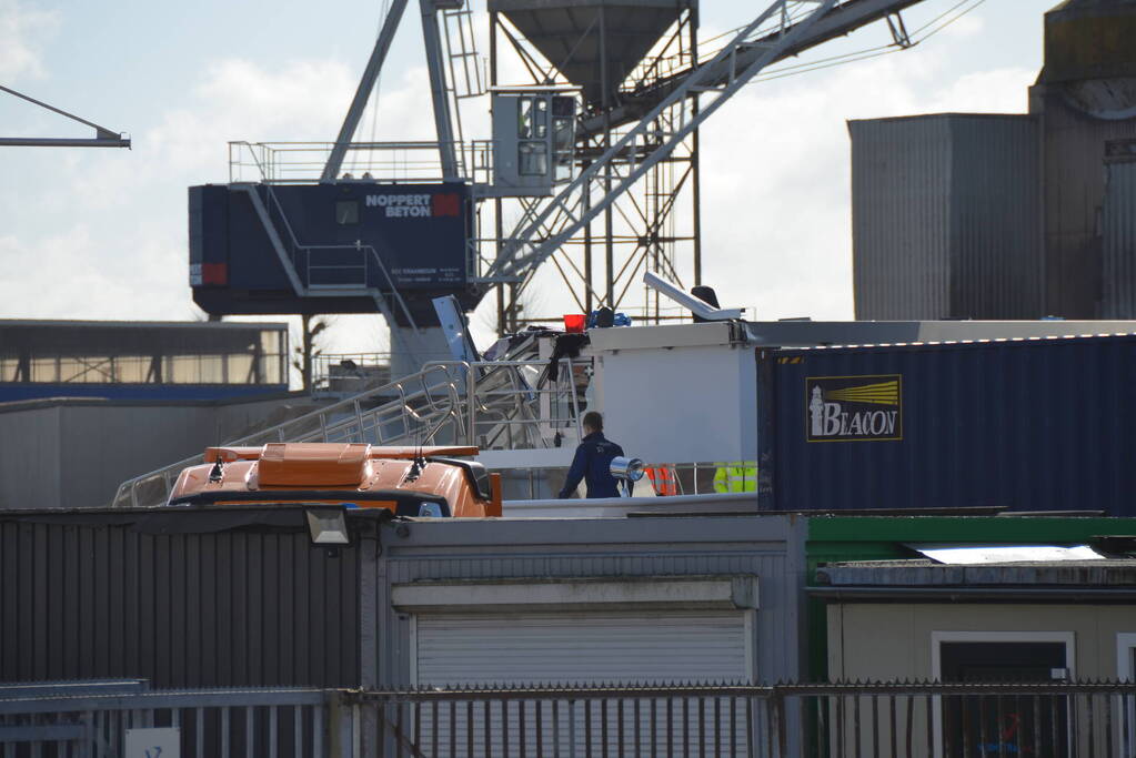 Containerschip vaart tegen brug Burgumerdaam