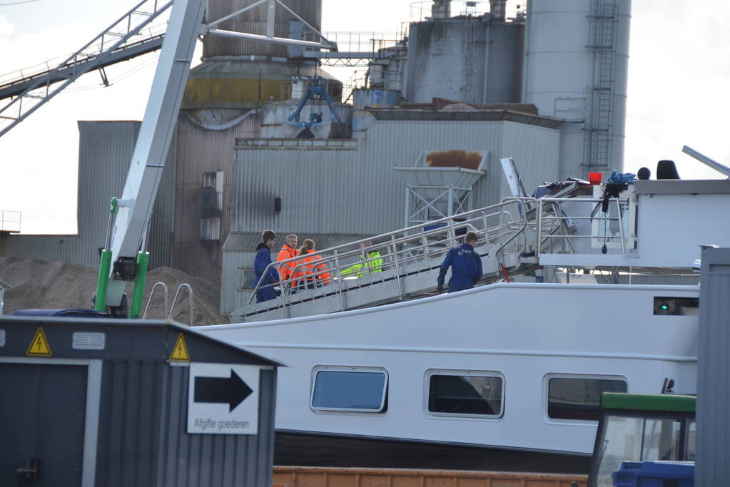 Containerschip vaart tegen brug Burgumerdaam
