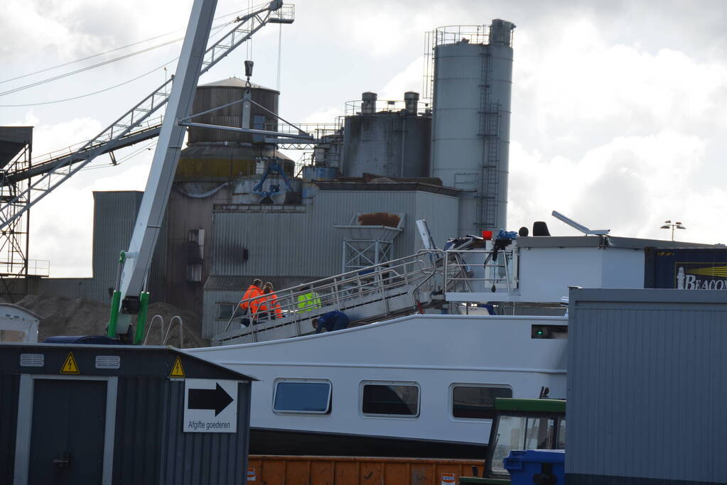 Containerschip vaart tegen brug Burgumerdaam