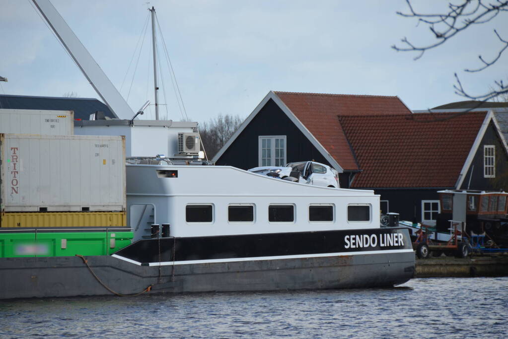 Containerschip vaart tegen brug Burgumerdaam